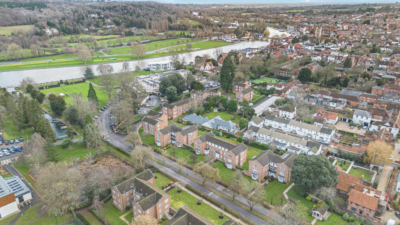 3 bed property in Phyllis Court Drive, Henley-On-Thames